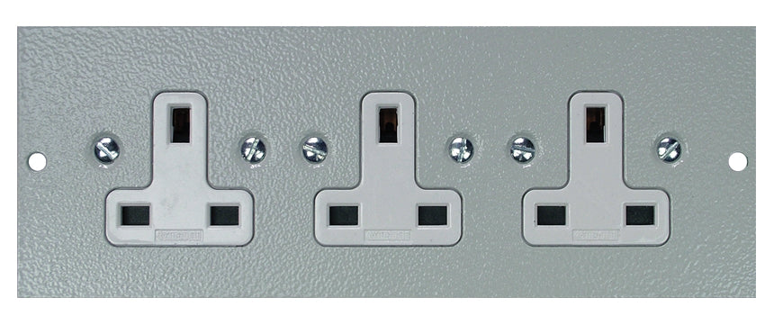 ST0405 - Triple unswitched Sockets Plate